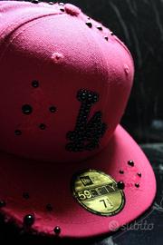 Cappello Snapback Fucsia “LA” con dettagli premium