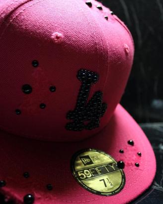 Cappello Snapback Fucsia “LA” con dettagli premium
