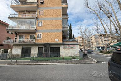 Montemario - negozio con sette vetrine angolari