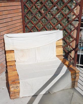 Divano in pallet artigianale con cuscini in refalo