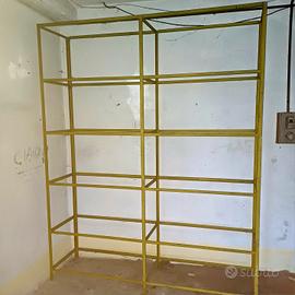 scaffale in ferro robusto 