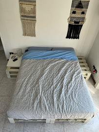 Struttura letto matrimoniale con materasso