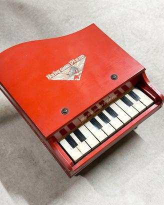 Mini Pianoforte Vintage in Legno Rosso "Baby Grand