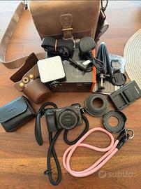 Sony Alpha 6400 con obiettivo e accessori