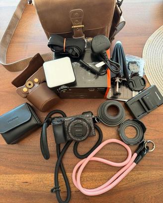 Sony Alpha 6400 con obiettivo e accessori