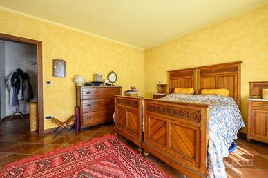 Camera da letto completa di como e comodini antica