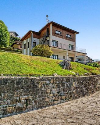 Villa di 267 m² con più di 5 locali e posto auto a