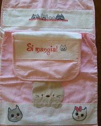Completo asilo rosa ricamato con gattini