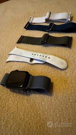 Apple Watch serie 6 con set di cinturini