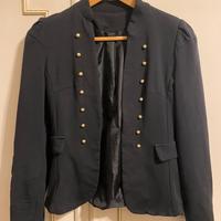 Giacca blu scuro coi bottoni dorati