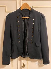 Giacca blu scuro coi bottoni dorati