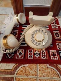 Telefono antico  con ruota 