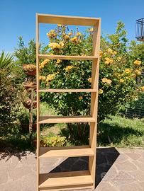 Libreria IKEA in legno chiaro da parete