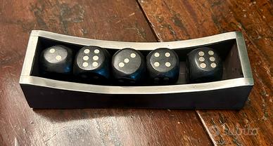 Dadi e porta dadi di legno