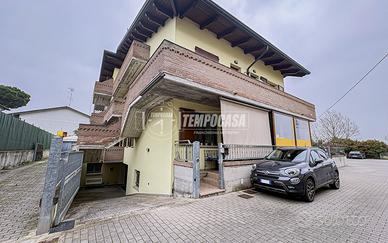 BILOCALE CON CORTE PRIVATA e POSTO AUTO A MONTALET