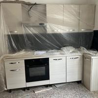 Cucina  con pensili , forno e piano cottura a gas