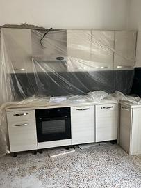 Cucina  con pensili , forno e piano cottura a gas