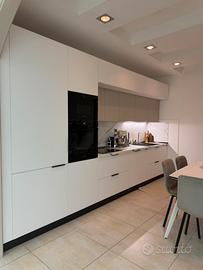 Cucina di monaco e il tavolo chateau d’ax