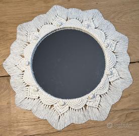 Specchio con cornice in macramè – stile Boho