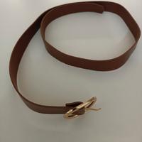 Cintura beige con fibbia dorata