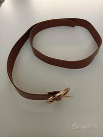 Cintura beige con fibbia dorata