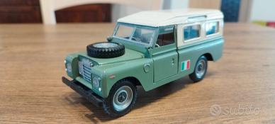 Auto modello Land Rover Defender 1/28 Mebetoys 