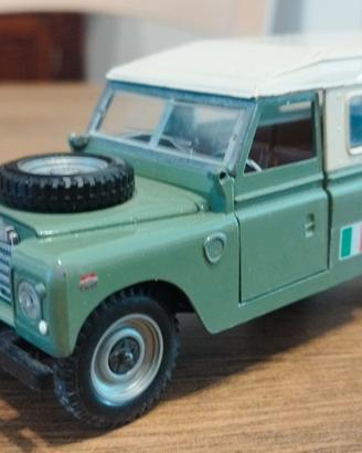 Auto modello Land Rover Defender 1/28 Mebetoys 