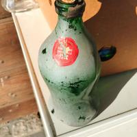 Antica bottiglia di vino della casa osteria