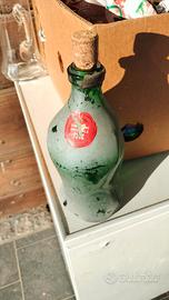 Antica bottiglia di vino della casa osteria