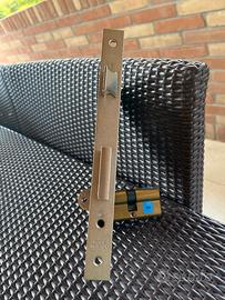 Serratura da infilare