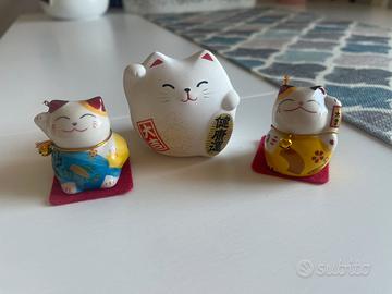 Statuine Maneki Neko Giapponesi Gatti Portafortuna