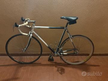 Bicicletta da corsa vintage in carbonio leggera