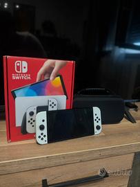 Nintendo Switch OLED Bianca + Crash 4 + Custodia