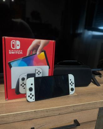 Nintendo Switch OLED Bianca + Crash 4 + Custodia