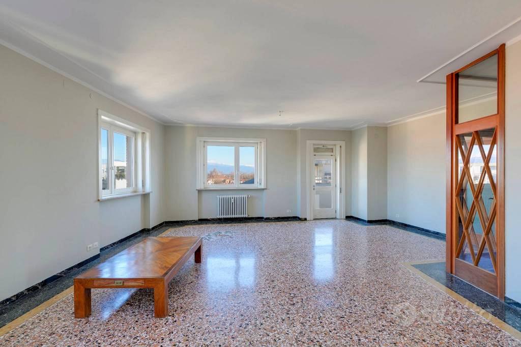 Appartamento di 230 m² con 4 locali e box auto a U
