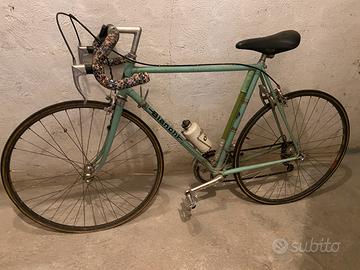 Bici corsa bianchi e maglietta d’epoca