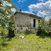 Casa indipendente su due livelli con ampia corte