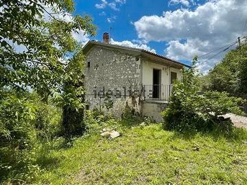 Casa indipendente su due livelli con ampia corte