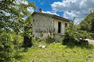 Casa indipendente su due livelli con ampia corte