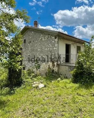 Casa indipendente su due livelli con ampia corte
