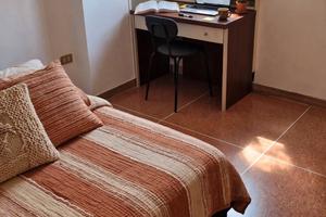 Singola con letto una piazza e mezzo.