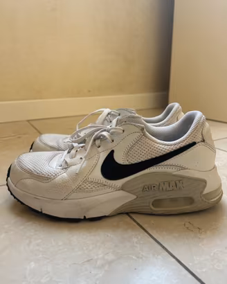 Air max excee white and black
