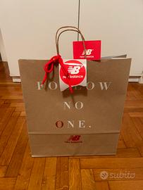 Busta shopper NEW BALANCE+adesivo+fiocco. Nuova