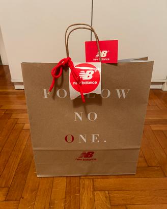 Busta shopper NEW BALANCE+adesivo+fiocco. Nuova