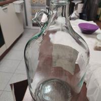 Damigiane in vetro da 5 lt. a Due euro cadauna.