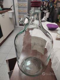 Damigiane in vetro da 5 lt. a Due euro cadauna.