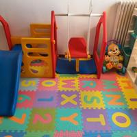 Casetta, scivolo e altalena