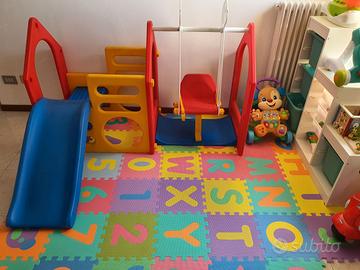 Casetta, scivolo e altalena