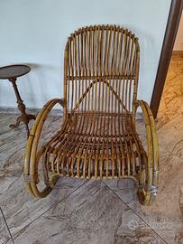 Sedia a dondolo vintage in bambù