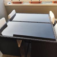 Tavolo con 4 sedie come nuovo